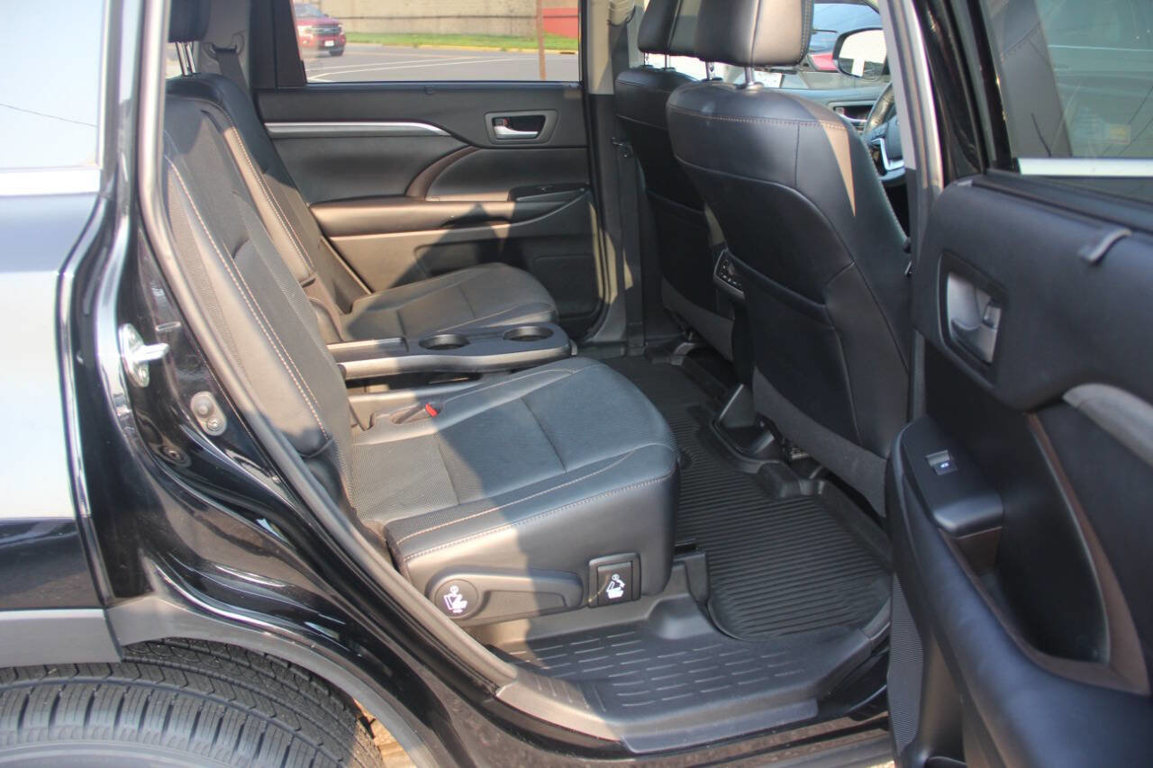 Used 2018 Toyota Highlander Limited AWD 4dr SUV image 15