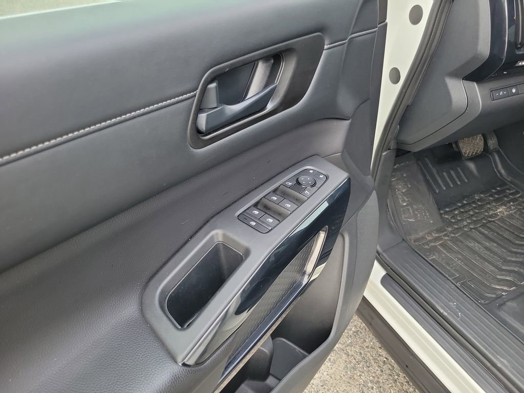 Used 2024 Nissan Pathfinder SV FWD image 13