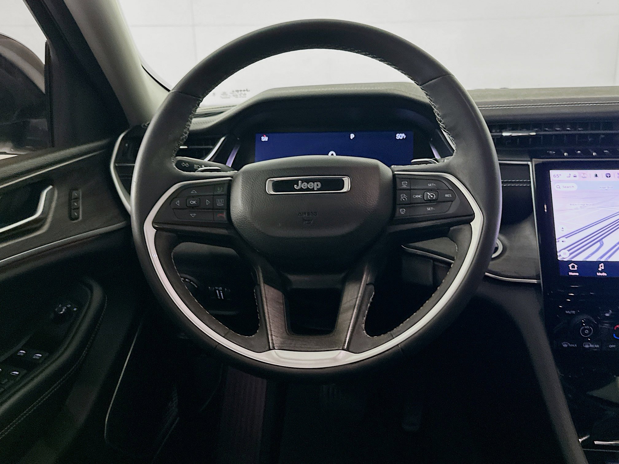 Used 2023 Jeep Grand Cherokee L Limited w/ Luxury Tech Group II image 18