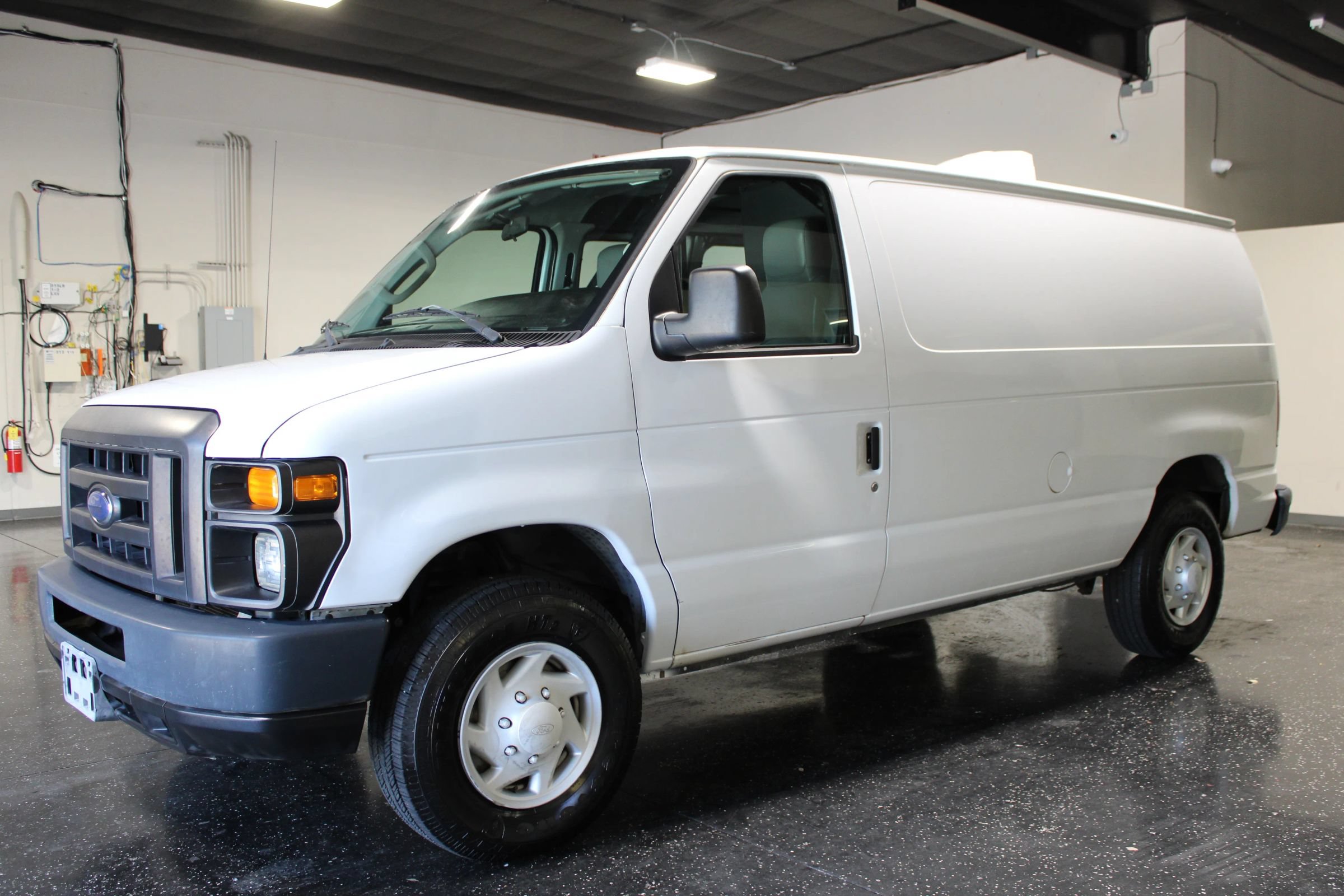 Used 2009 Ford E-350 and Econoline 350 Super Duty RWD image 6