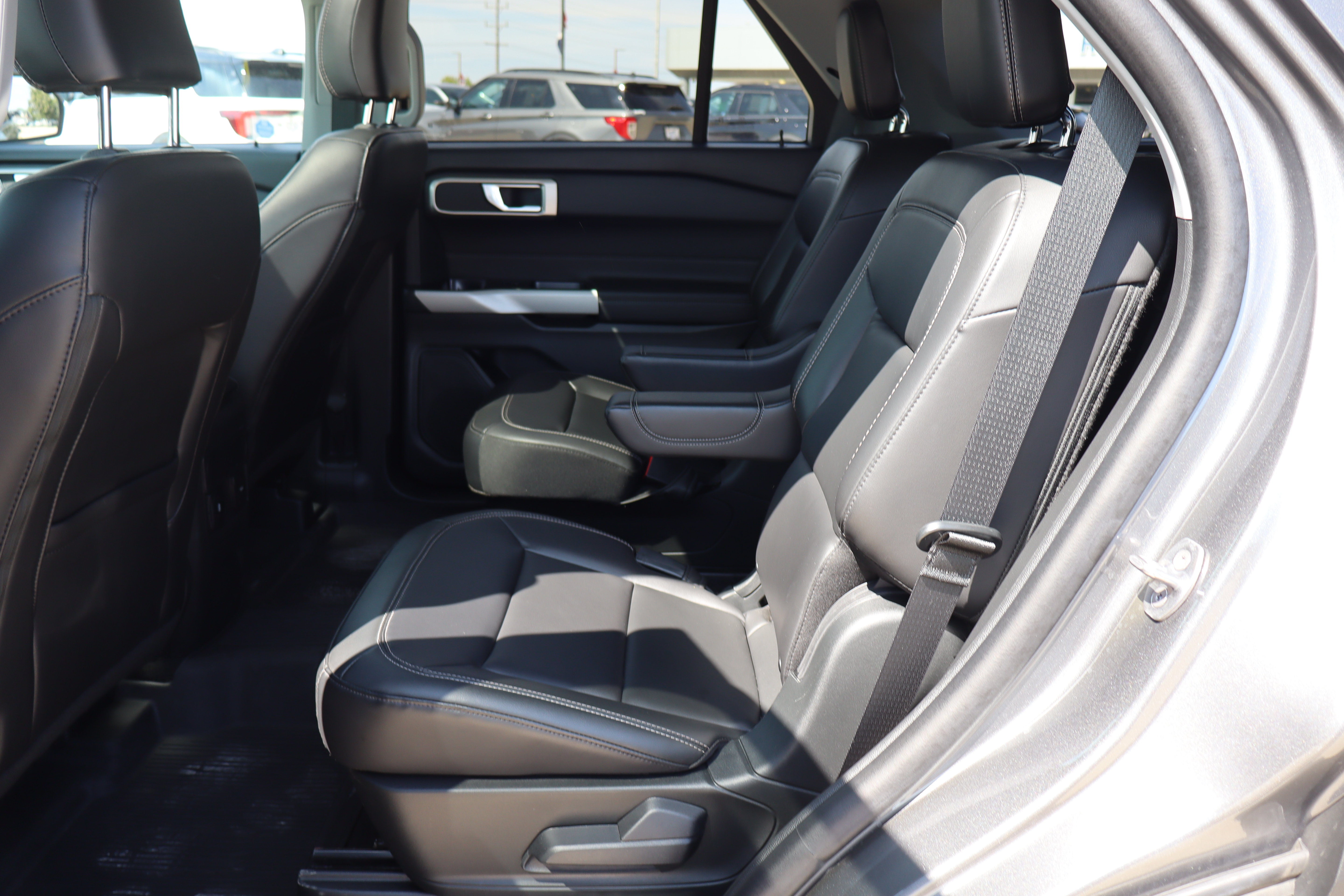 Used 2024 Ford Explorer XLT w/ Equipment Group 202A AWD/4WD image 11