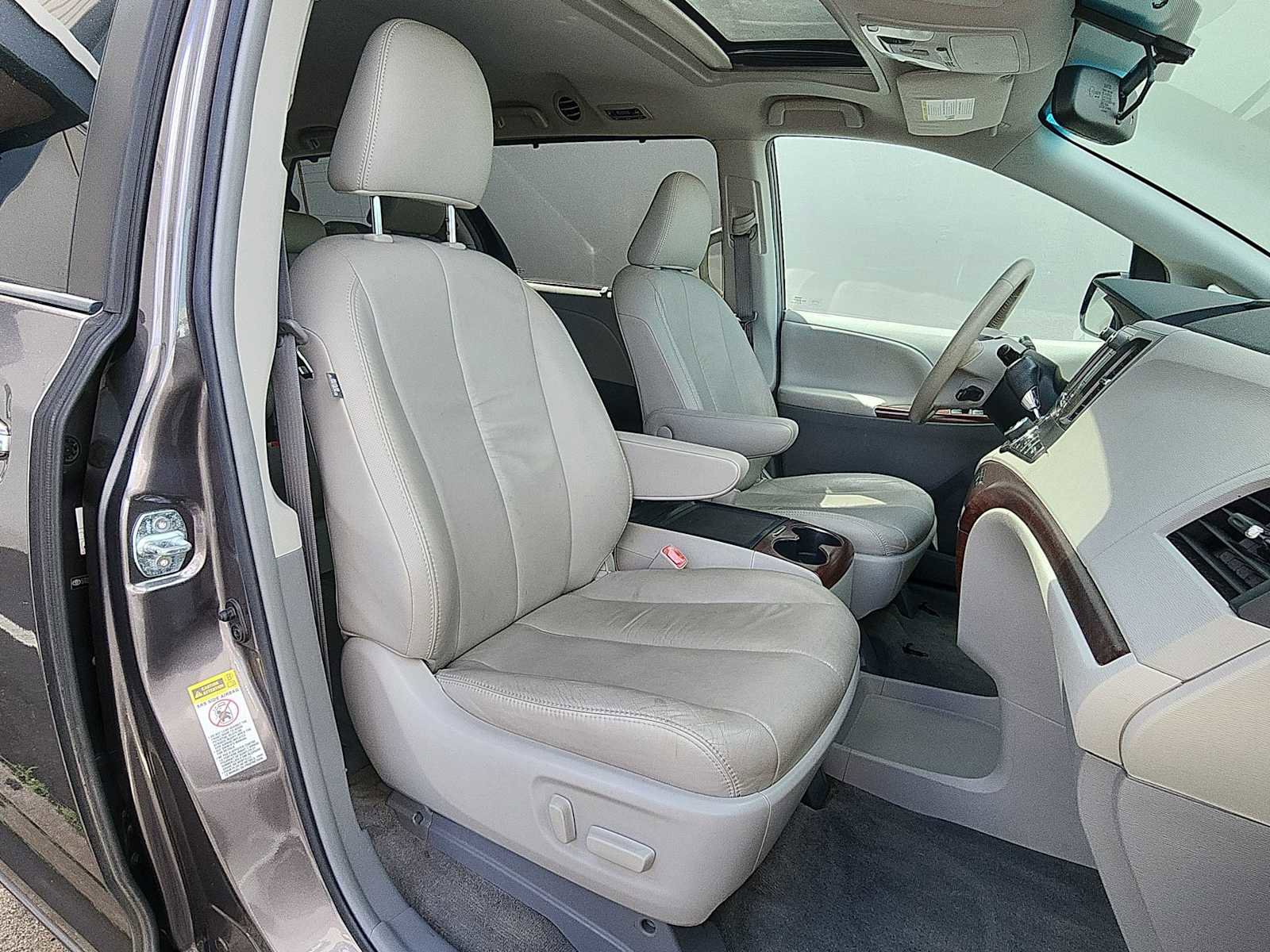 Used 2012 Toyota Sienna XLE image 27