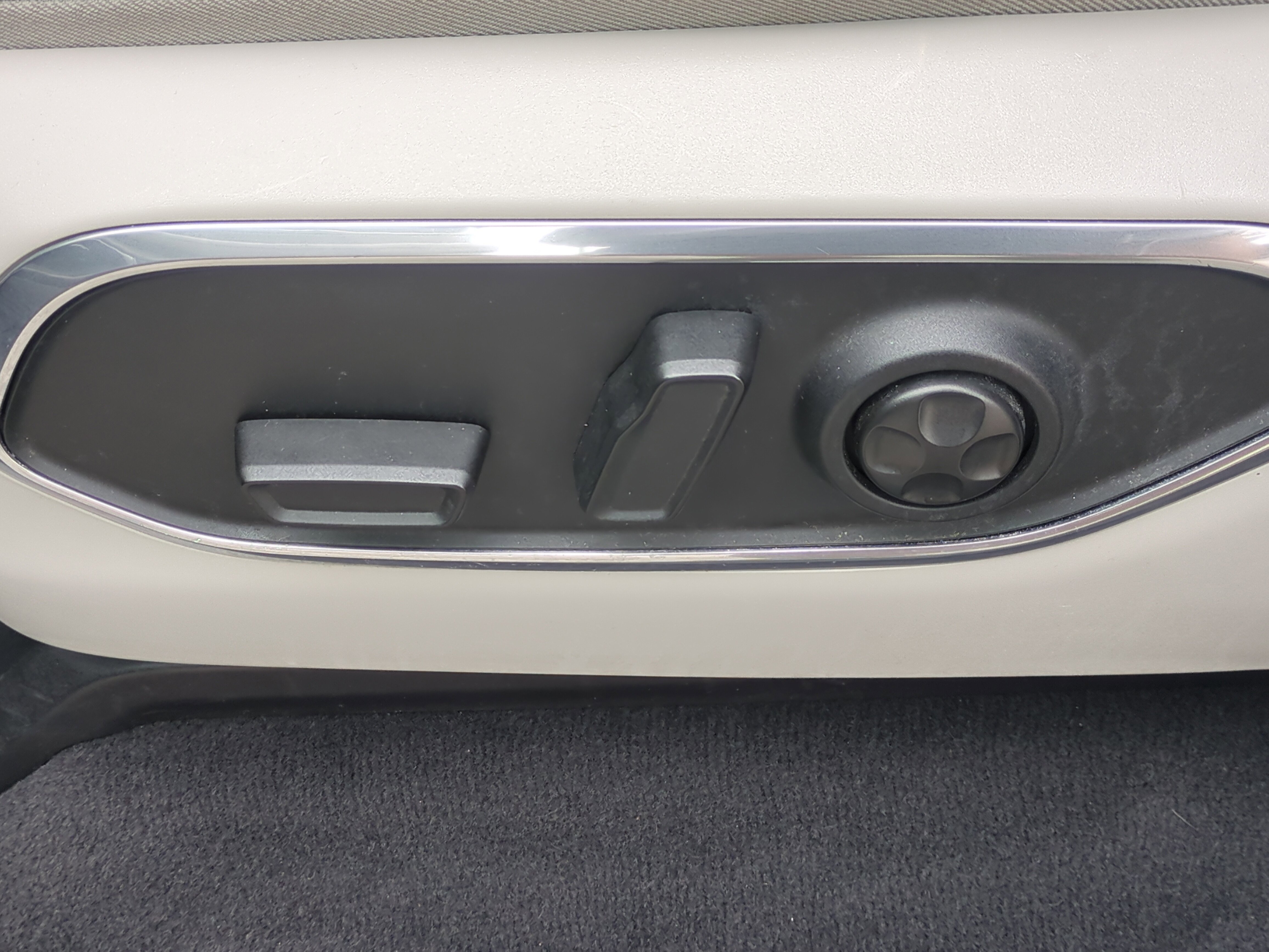 Certified 2024 Jeep Wagoneer L Series III w/ Flexible Seating Group image 21