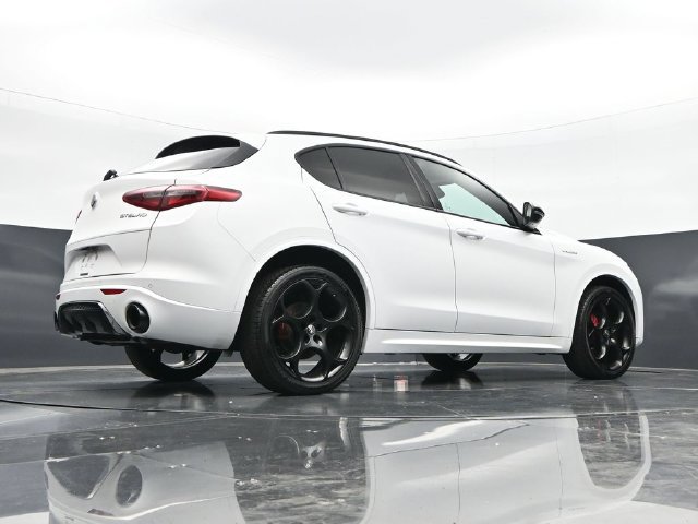 Used 2022 Alfa Romeo Stelvio Veloce AWD/4WD image 46