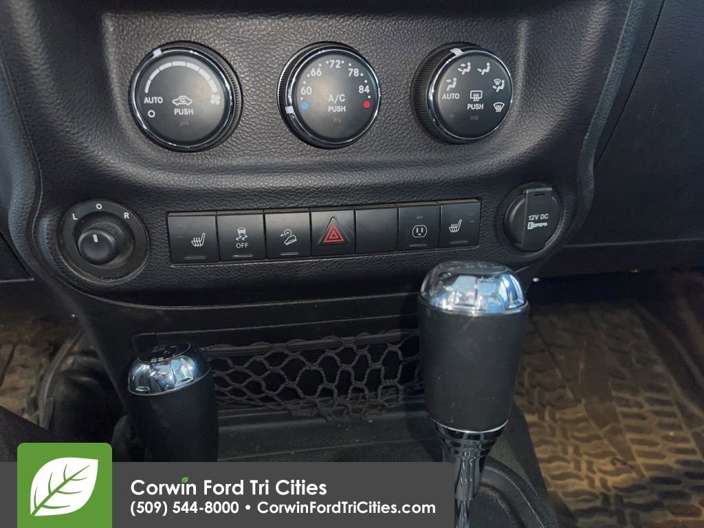 Used 2015 Jeep Wrangler Unlimited Rubicon AWD/4WD image 4