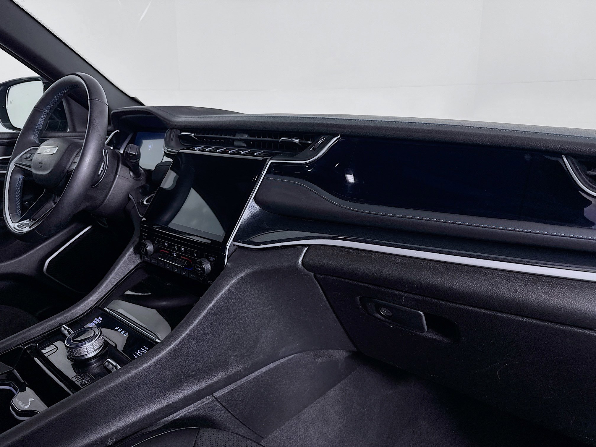 Used 2023 Jeep Grand Cherokee Trailhawk w/ Luxury Tech Group III image 29