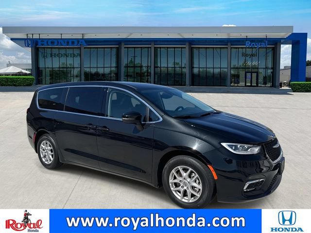 Used 2023 Chrysler Pacifica Touring-L FWD image 1
