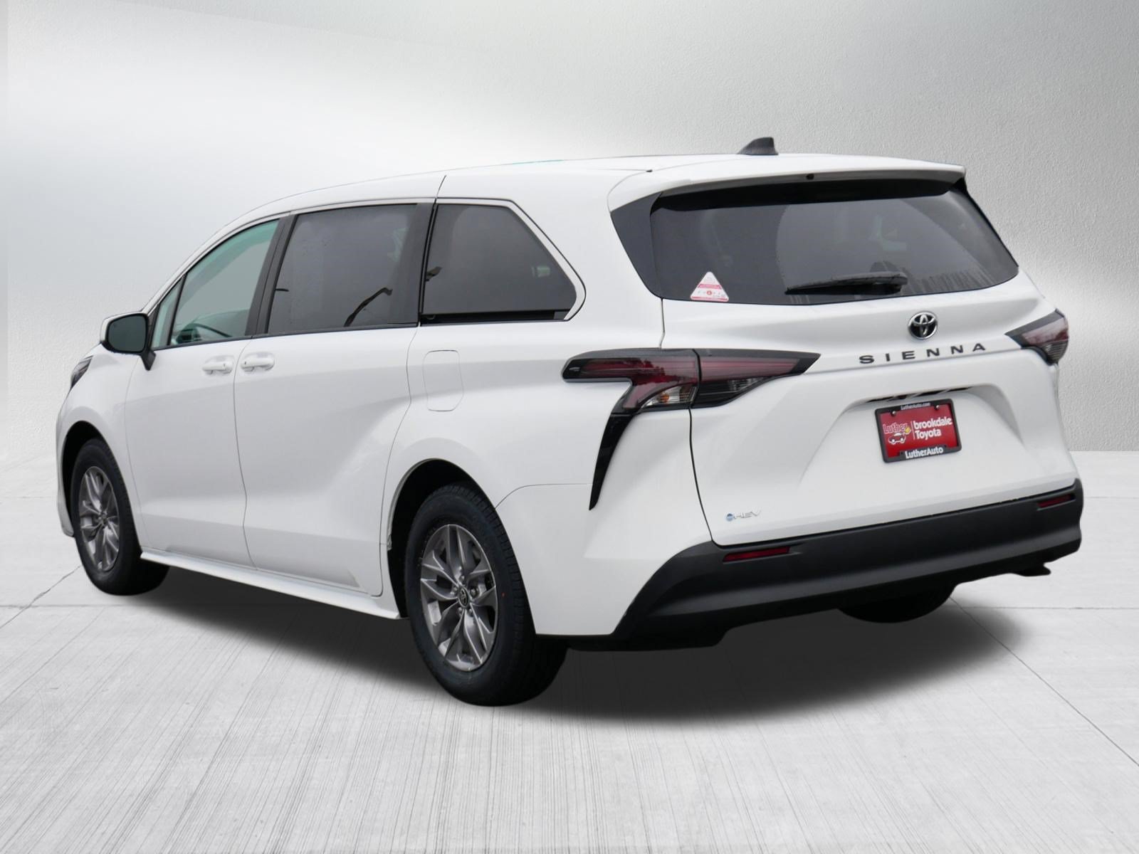 Certified 2026 Toyota Sienna LE FWD image 5
