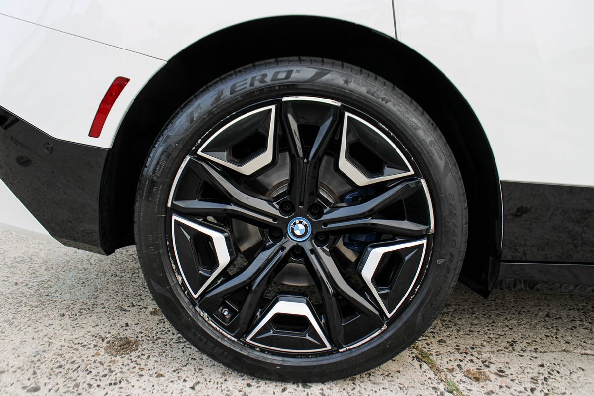 Used 2024 BMW iX xDrive50 w/ Premium Package AWD/4WD image 39