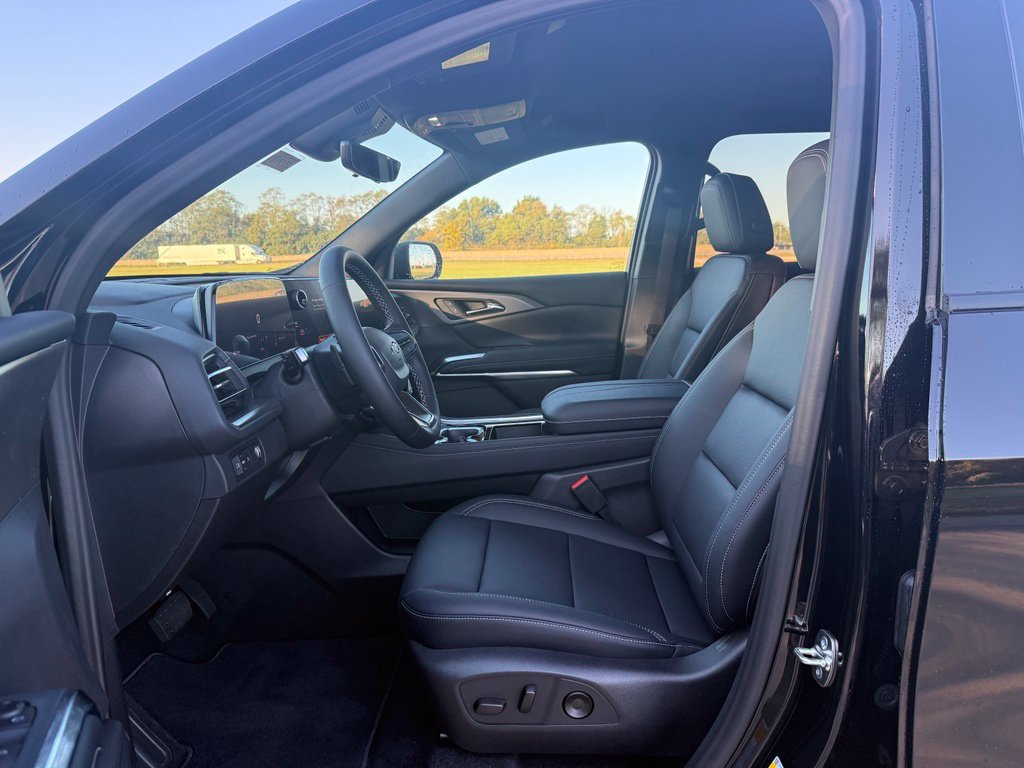 New 2027 Chevrolet Traverse LT w/ Midnight/Sport Edition FWD image 25