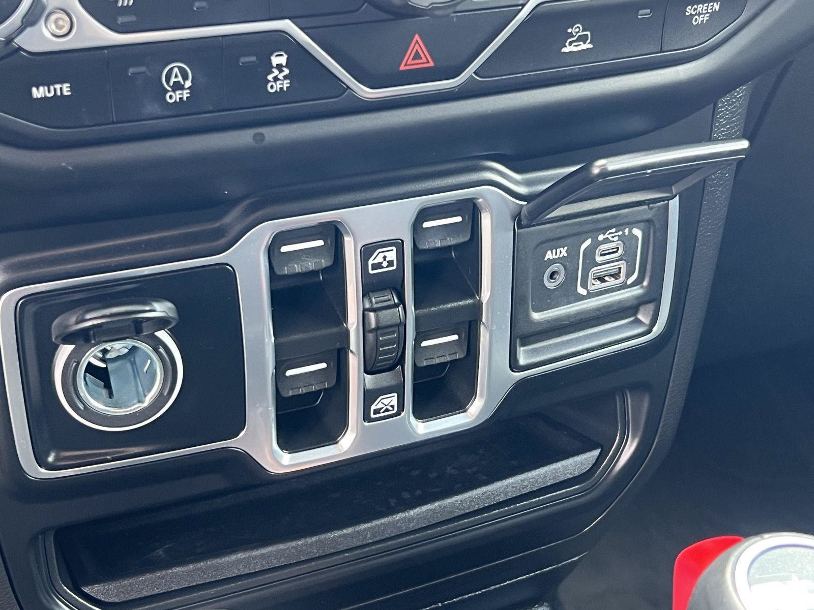 Used 2022 Jeep Wrangler Unlimited Sahara AWD/4WD image 30