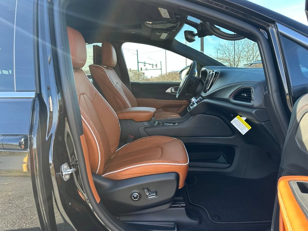 New 2026 Chrysler Pacifica Pinnacle AWD/4WD image 25