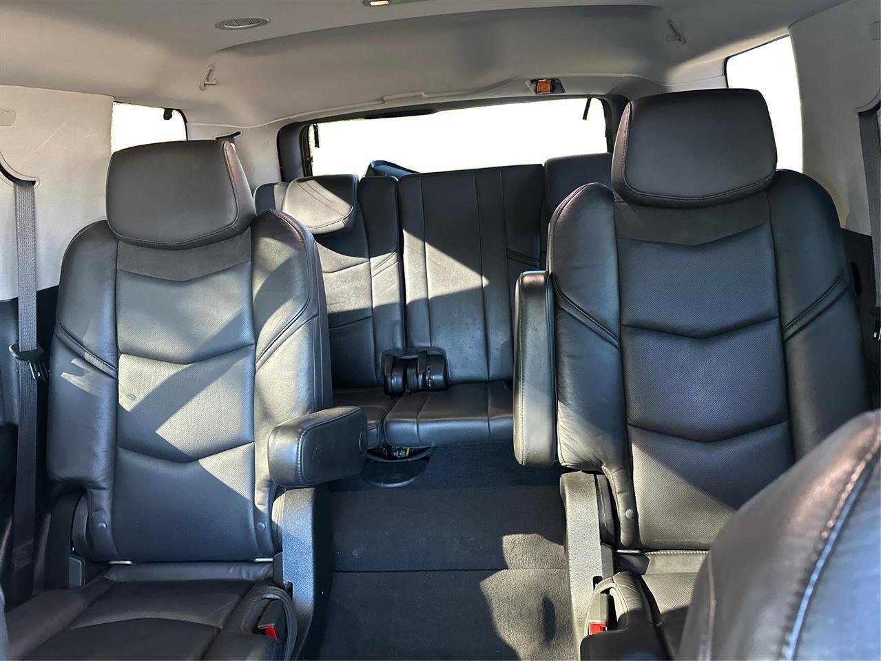 Used 2019 Cadillac Escalade Luxury w/ Escalade Sport Edition AWD/4WD image 15
