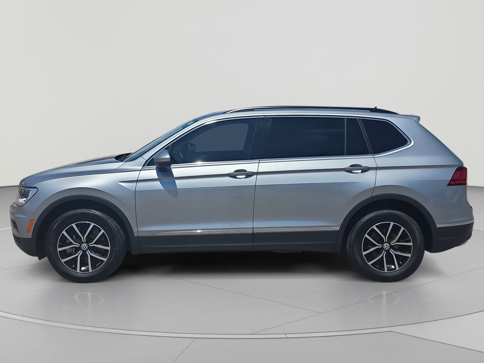 Used 2021 Volkswagen Tiguan SE FWD image 2