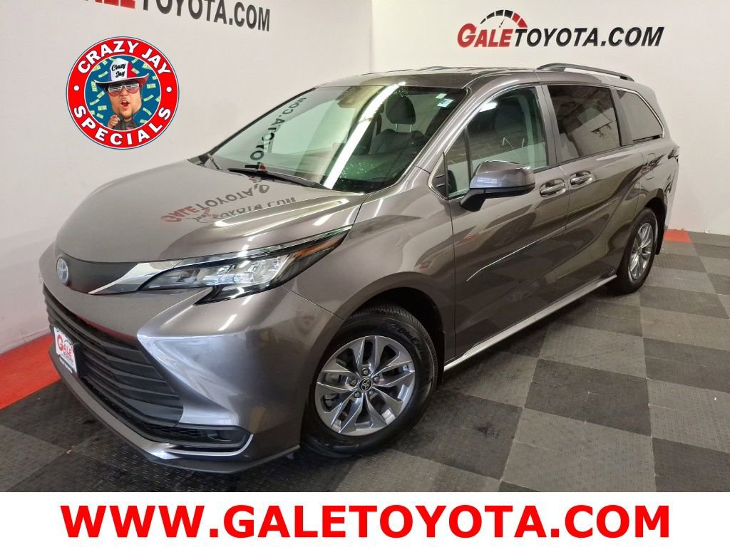 Used 2023 Toyota Sienna LE image 1