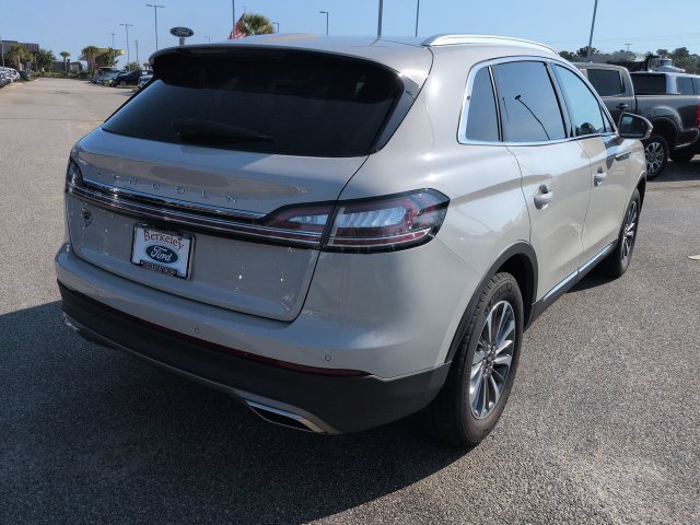 Used 2022 Lincoln Nautilus FWD w/ Premium Package image 4