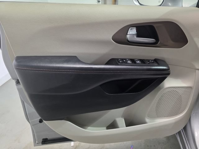 Used 2018 Chrysler Pacifica Touring-L FWD image 11