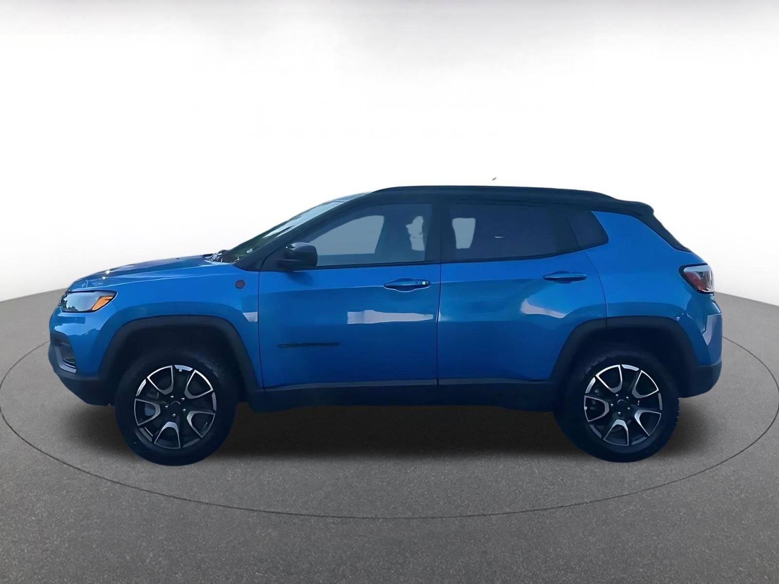 Used 2025 Jeep Compass Trailhawk AWD/4WD image 9
