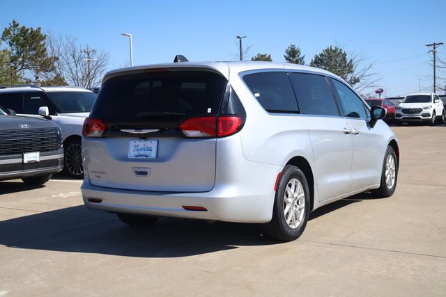 Used 2023 Chrysler Voyager LX image 5