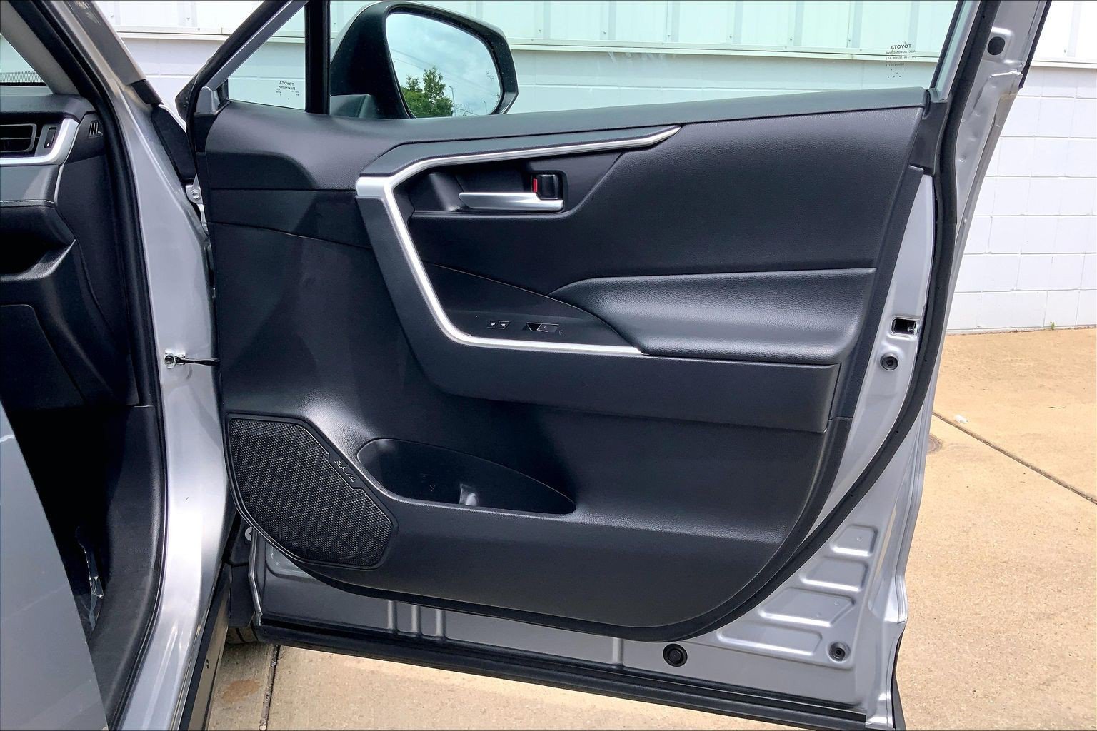 Used 2025 Toyota RAV4 XLE FWD image 28