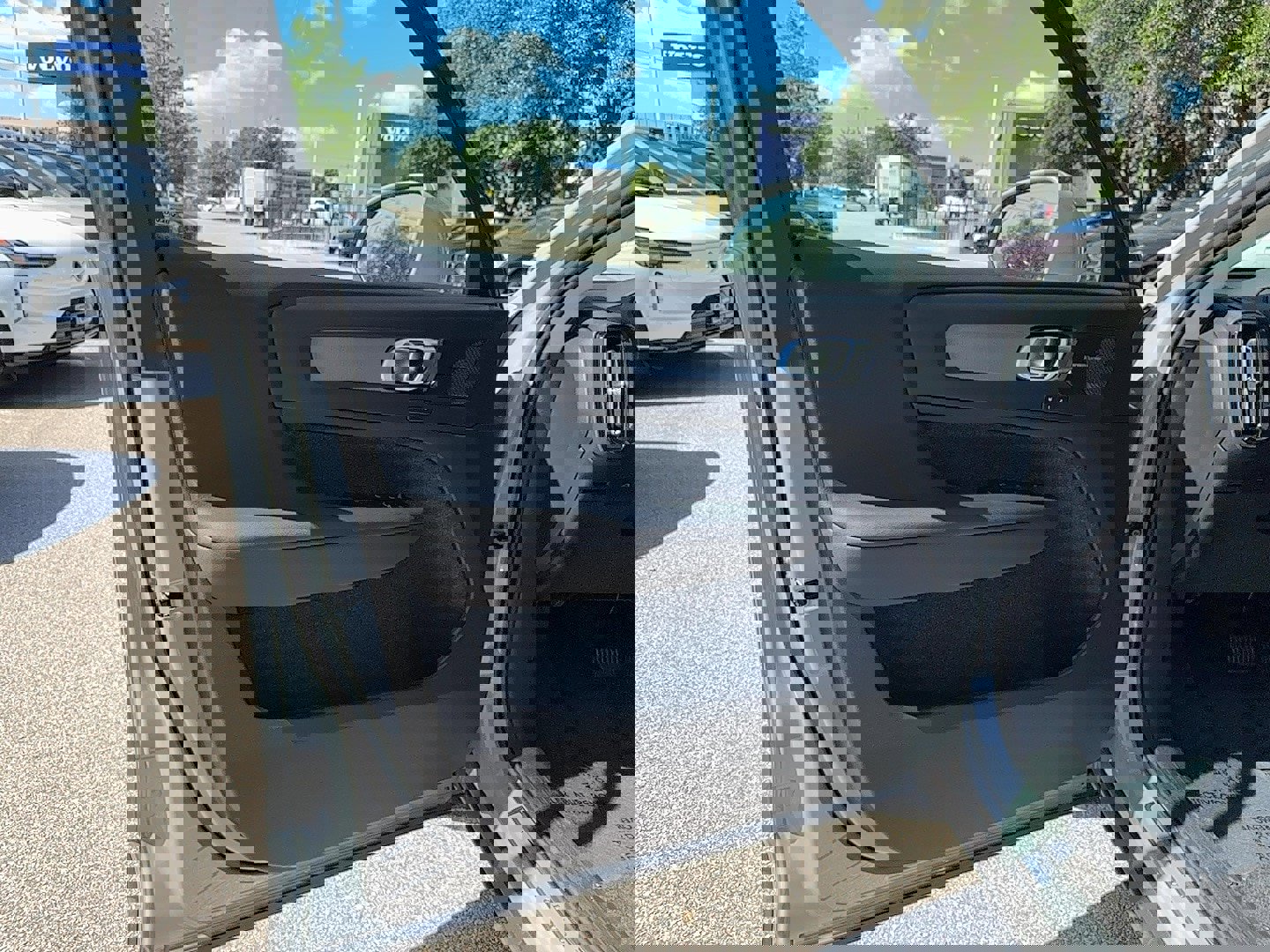 New 2025 Volvo XC40 B5 Ultra w/ Protection Package image 10