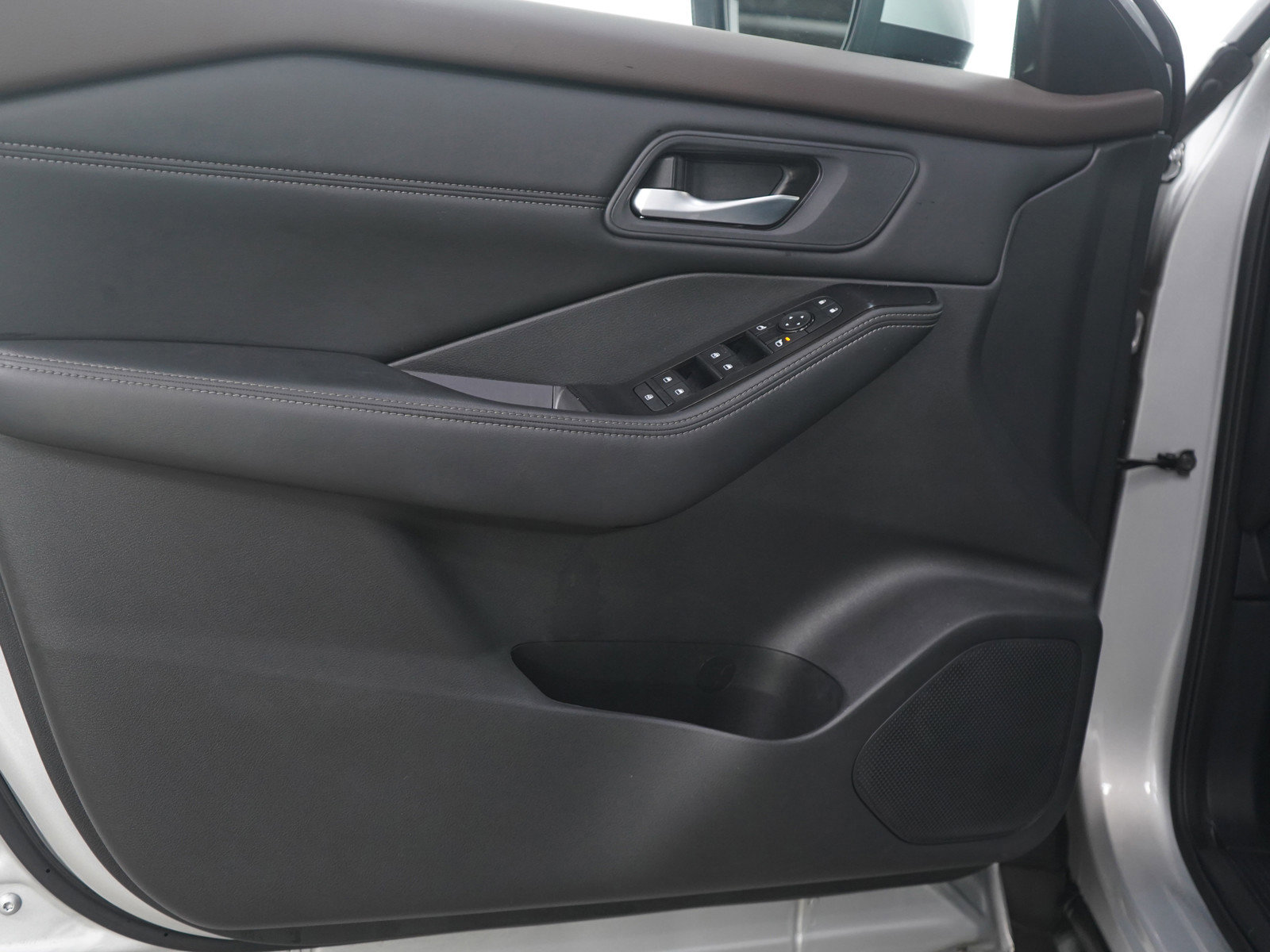 Used 2023 Nissan Rogue SV w/ SV Premium Package image 19