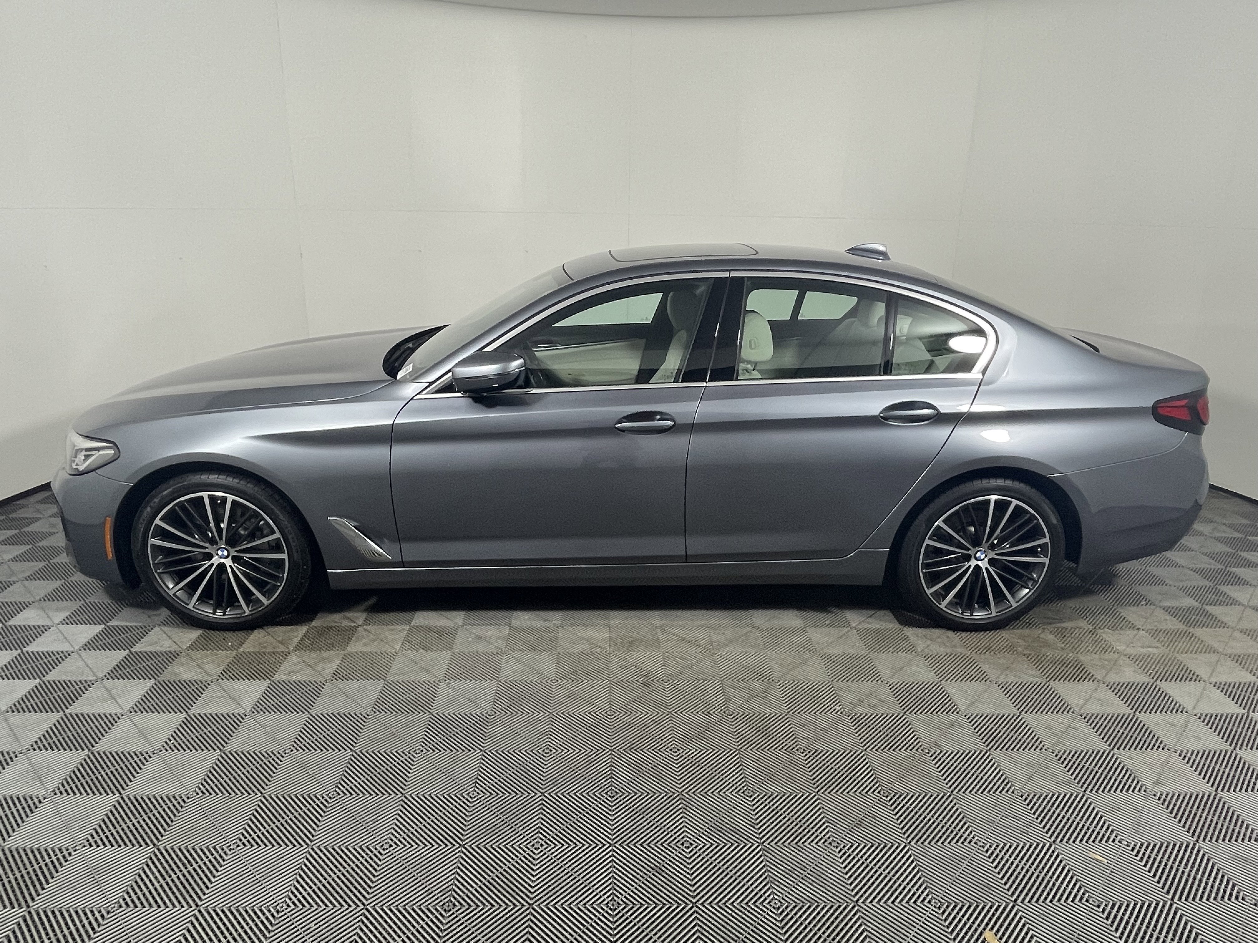 Used 2022 BMW 530i w/ Premium Package image 2