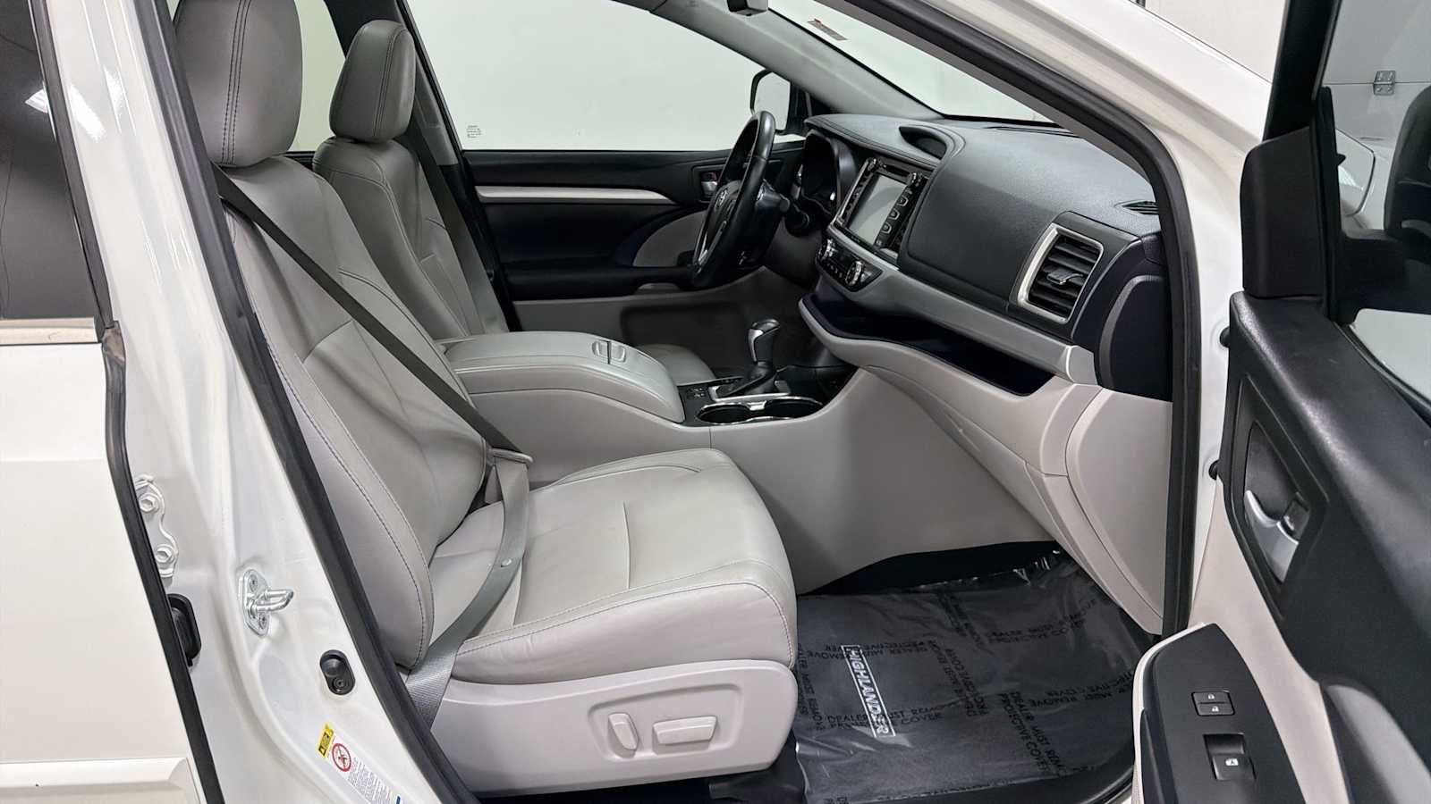 Used 2017 Toyota Highlander XLE image 31