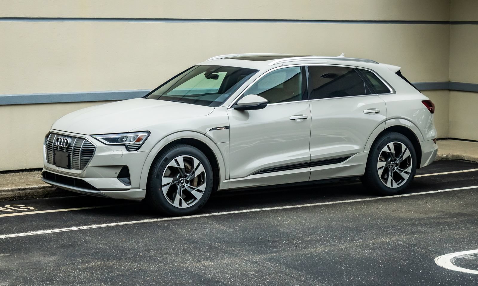 Used 2022 Audi e-tron Premium AWD/4WD image 3