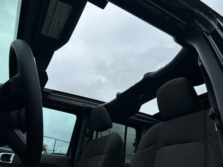 Used 2023 Jeep Wrangler Unlimited w/ Sun & Screen Package AWD/4WD image 18