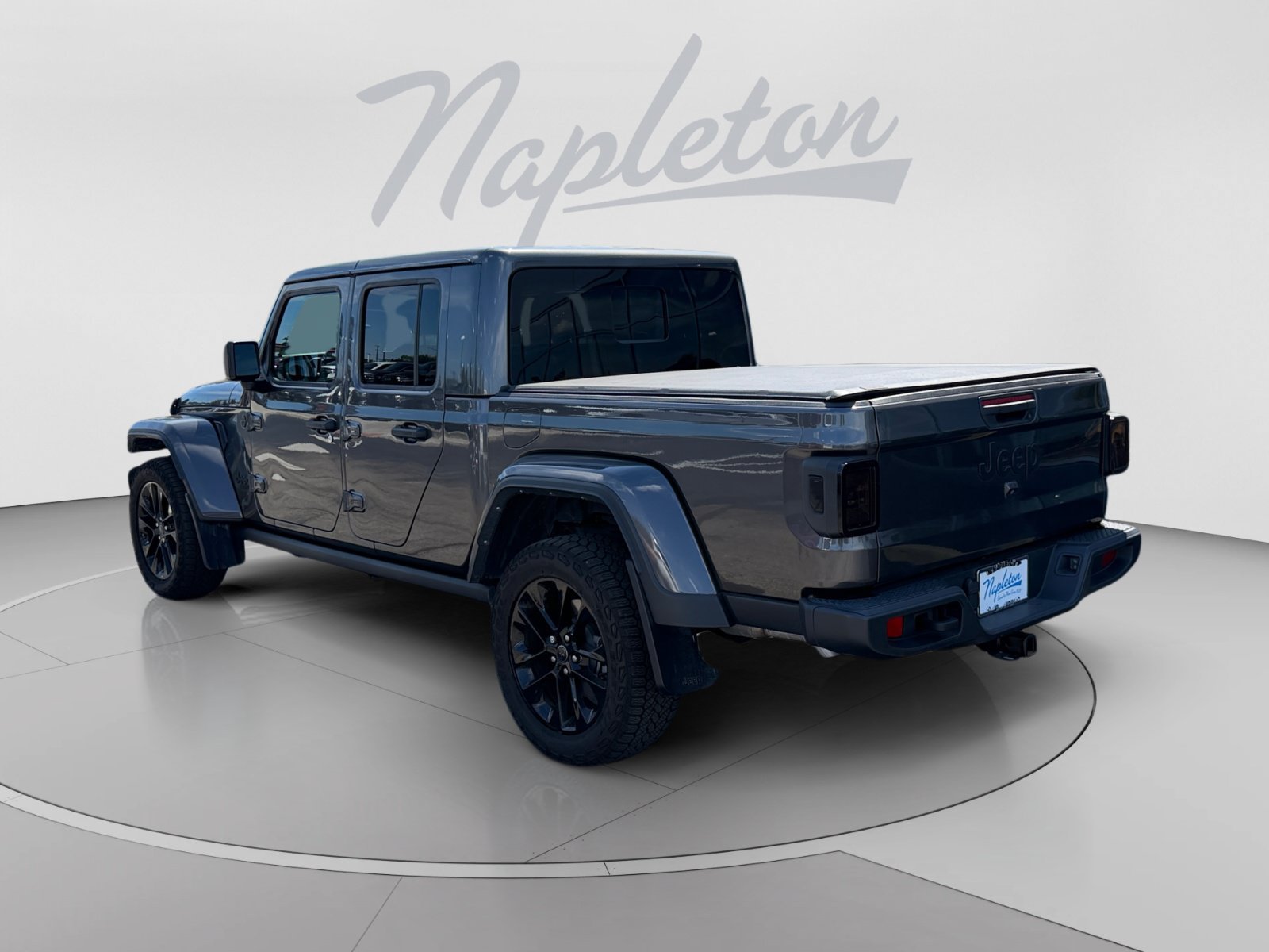 Used 2024 Jeep Gladiator Overland AWD/4WD image 3