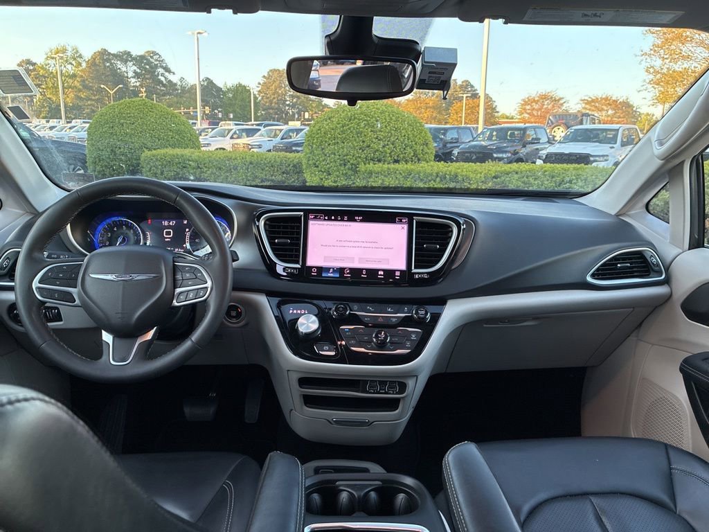 Used 2023 Chrysler Pacifica Touring-L image 19