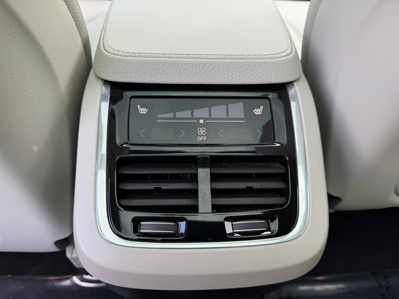 Used 2017 Volvo XC90 T6 Momentum w/ Vision Package AWD/4WD image 23