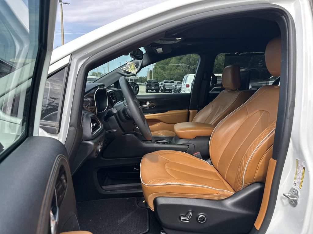 Used 2023 Chrysler Pacifica Pinnacle FWD image 2