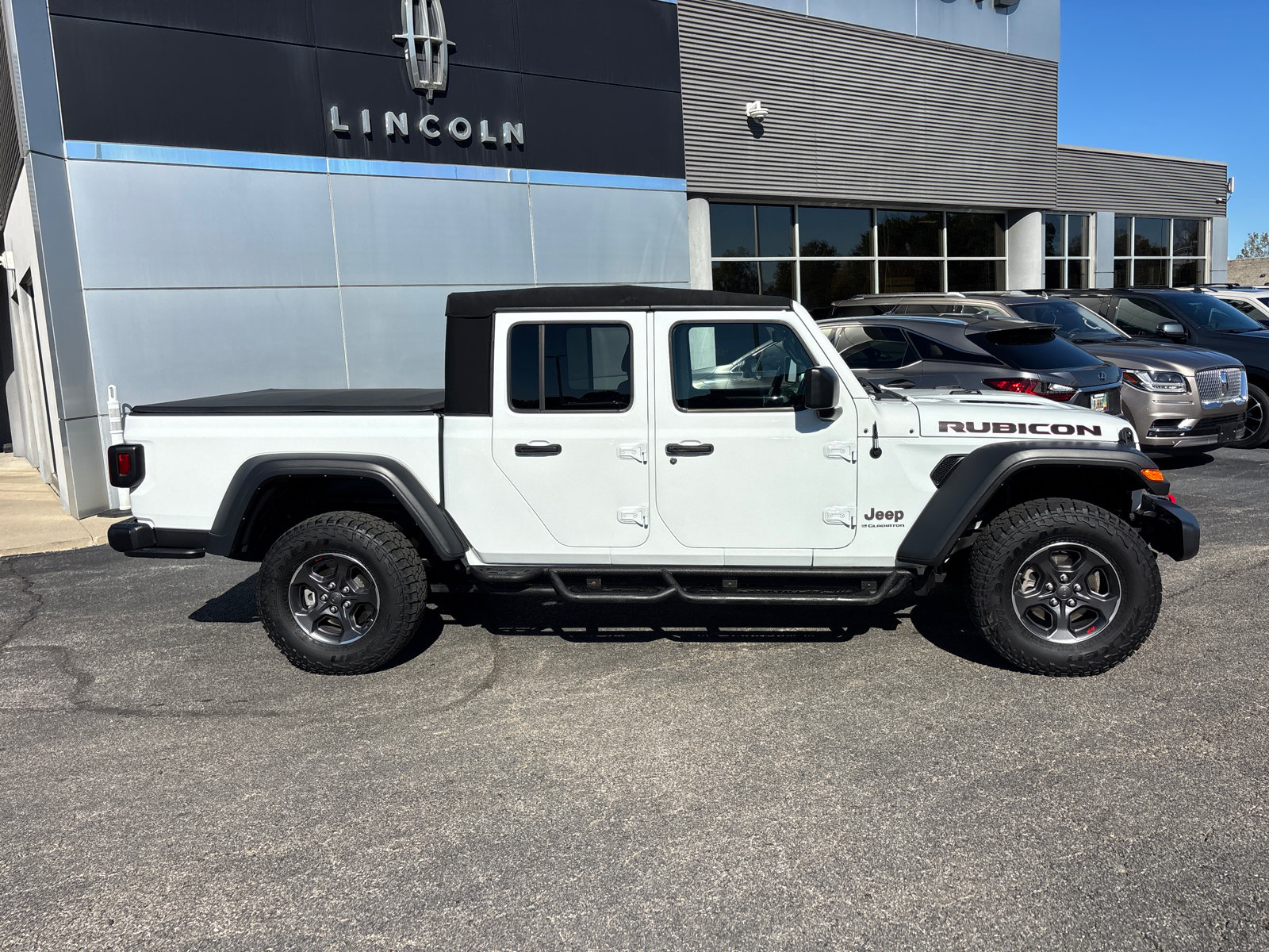 Used 2023 Jeep Gladiator Rubicon w/ LED Lighting Group AWD/4WD image 8
