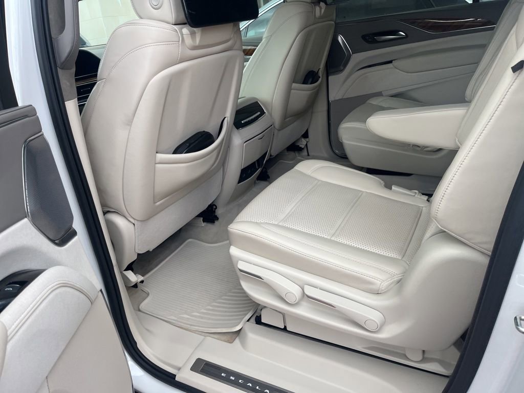 Used 2024 Cadillac Escalade ESV Premium Luxury Platinum image 5