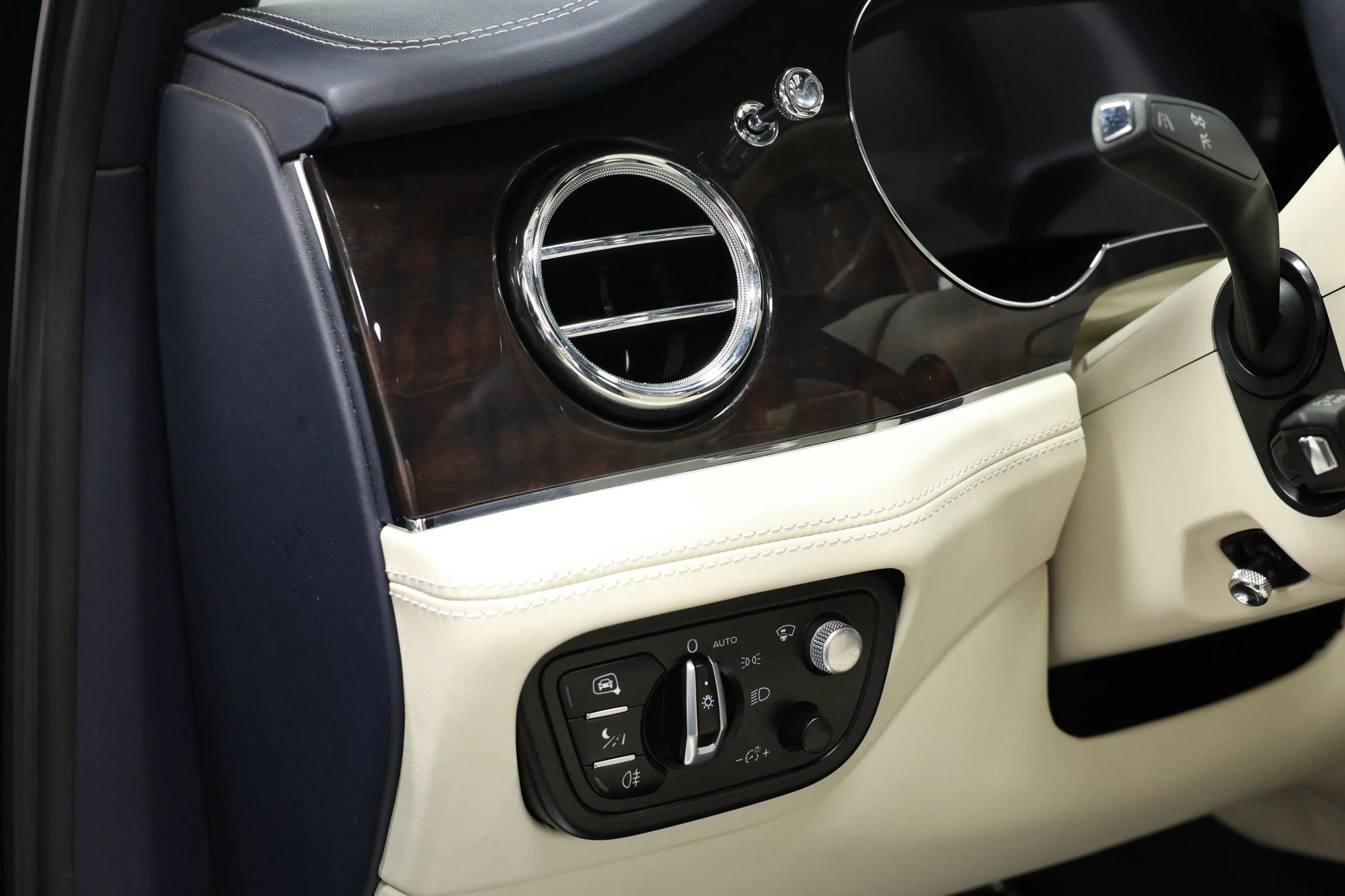 Used 2022 Bentley Bentayga image 23