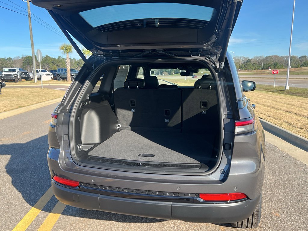 New 2025 Jeep Grand Cherokee Limited w/ Luxury Tech Group II AWD/4WD image 8