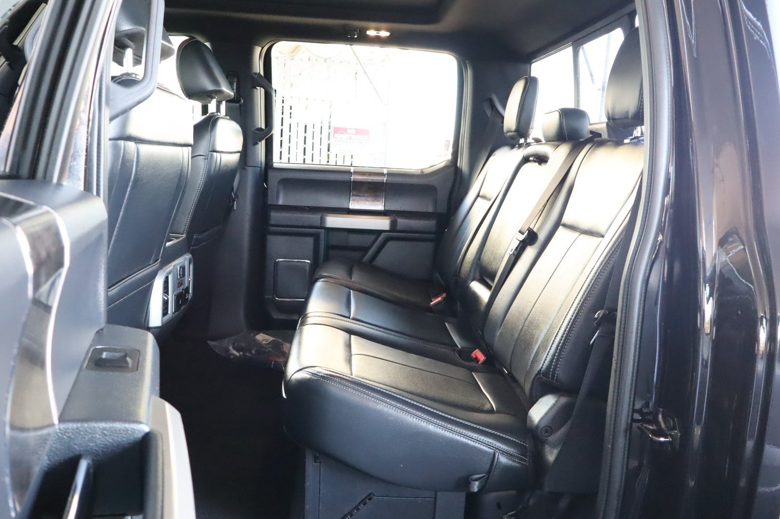 Used 2022 Ford F350 Lariat w/ Black Appearance Package AWD/4WD image 38