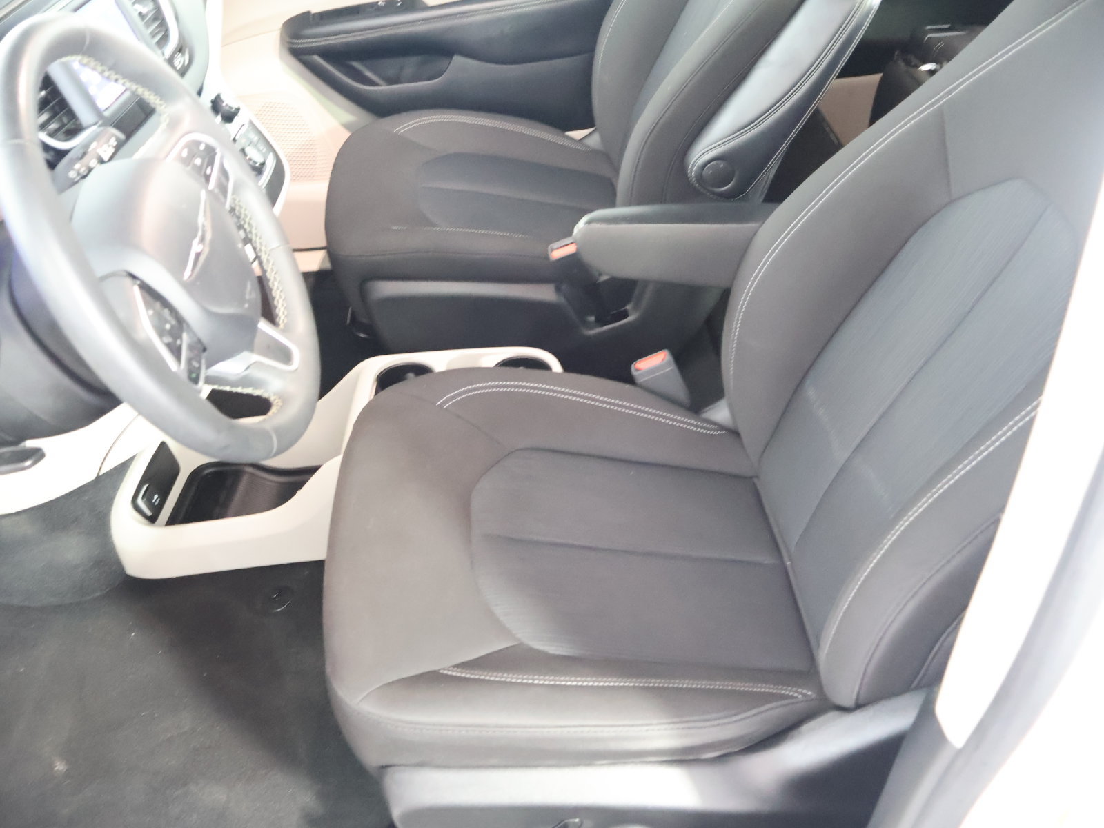 Used 2023 Chrysler Voyager LX FWD image 25