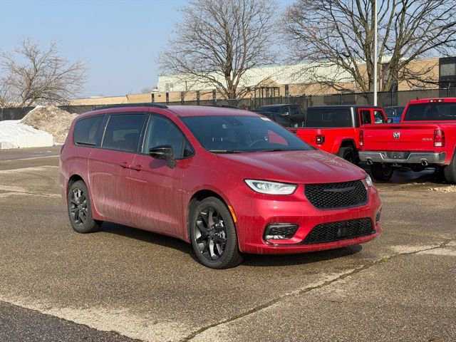 New 2026 Chrysler Pacifica Select image 4