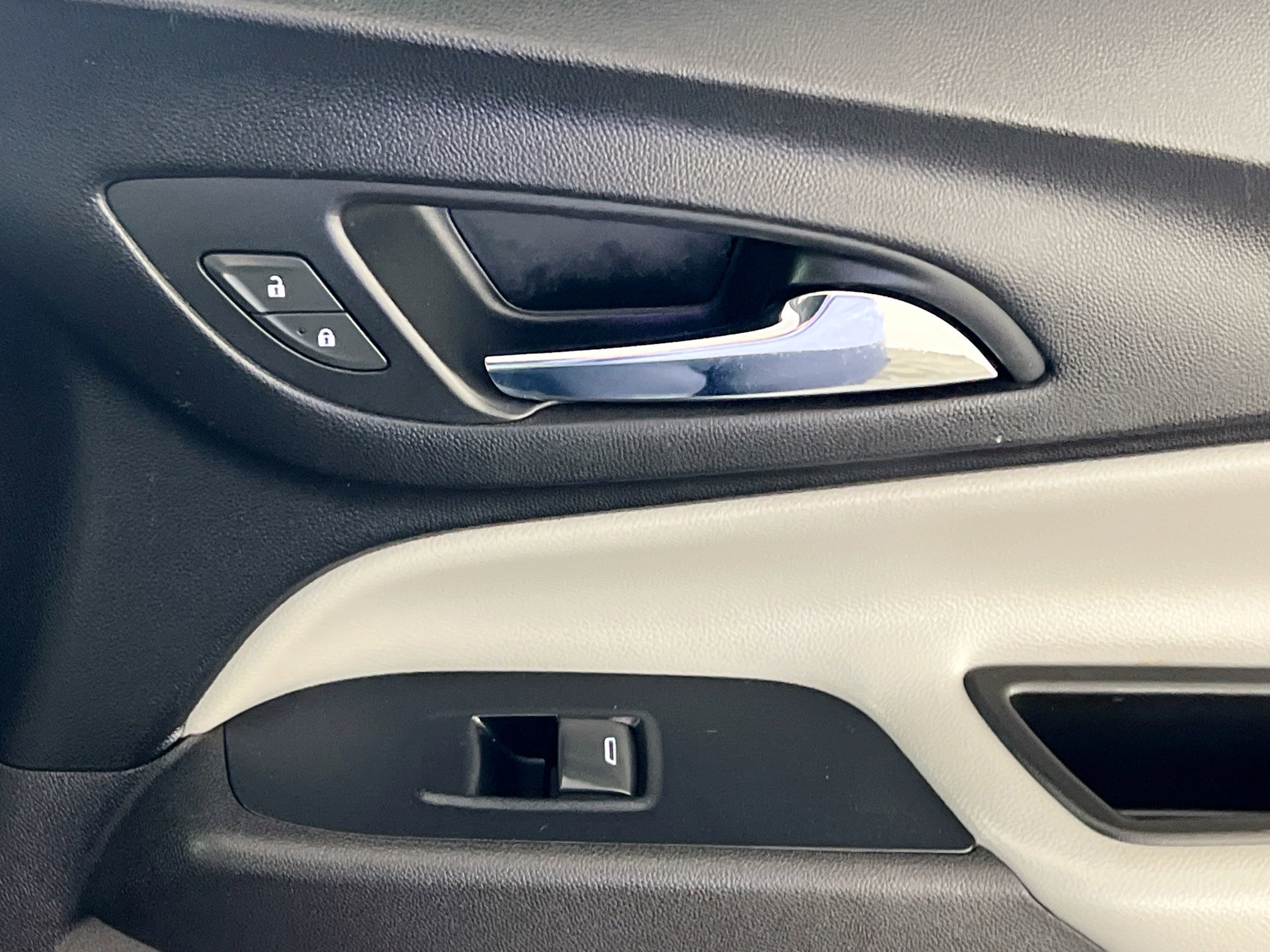 Used 2018 Chevrolet Equinox LS image 31