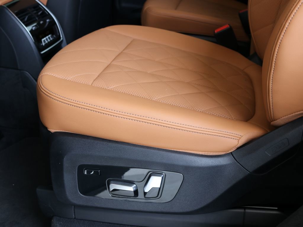 Used 2023 BMW X7 xDrive40i w/ M Sport Package AWD/4WD image 24