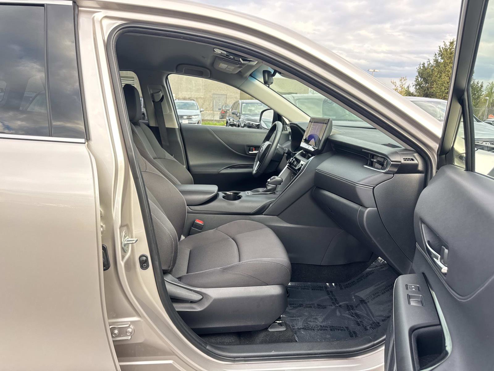 Used 2024 Toyota Venza LE image 15