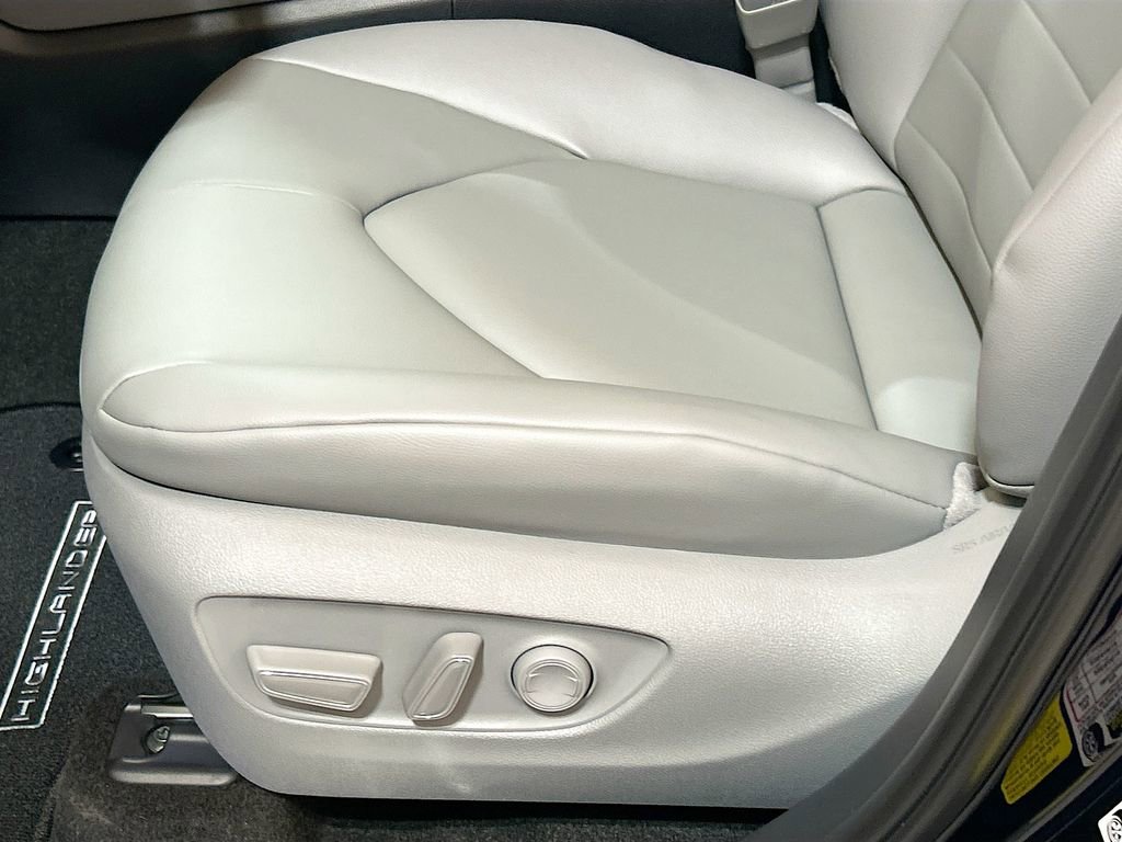 New 2026 Toyota Highlander XLE image 17