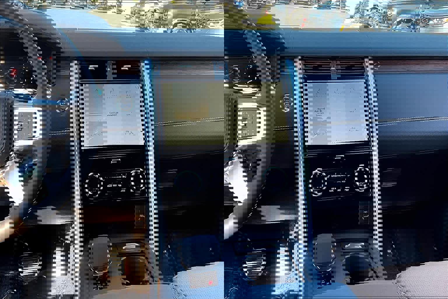 New 2025 Land Rover Discovery Dynamic SE image 9