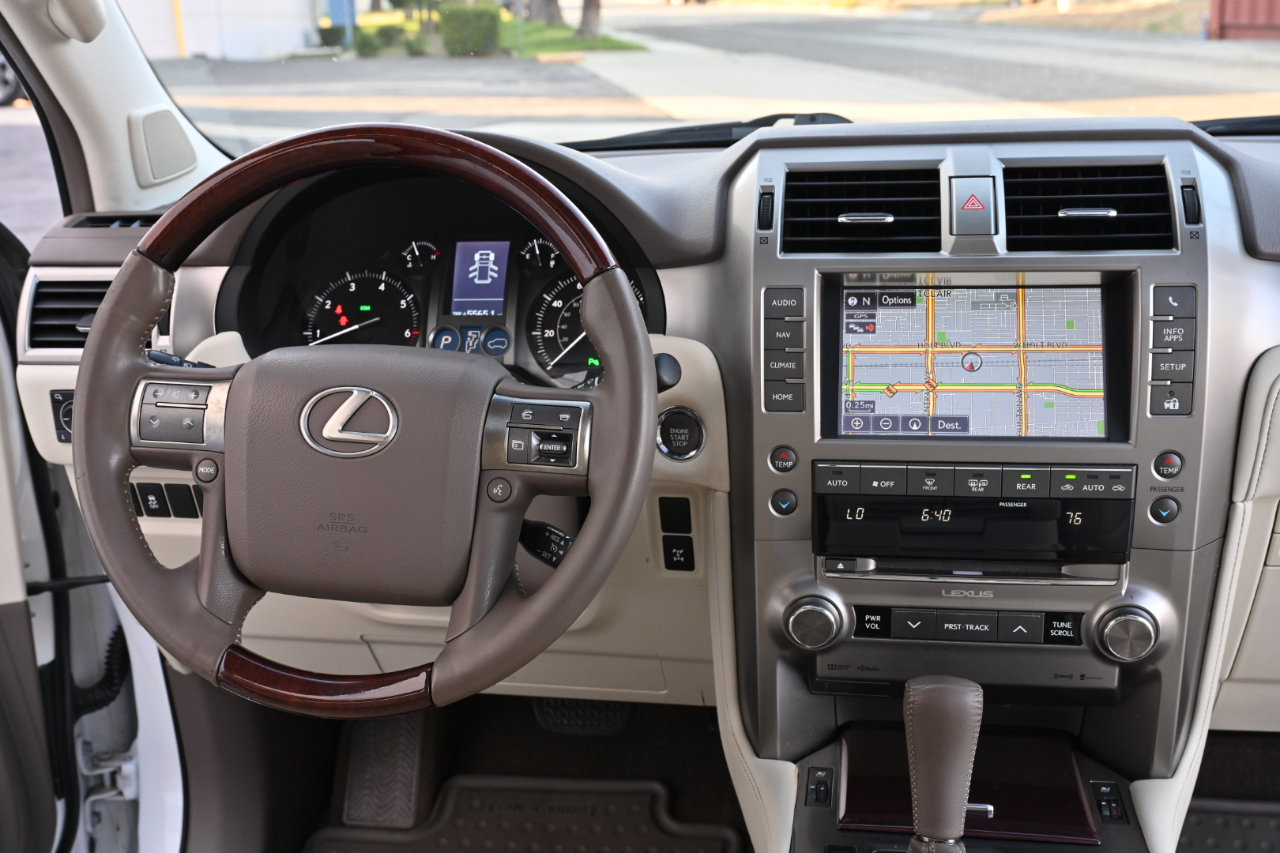 Used 2015 Lexus GX 460 w/ Premium Package AWD/4WD image 17