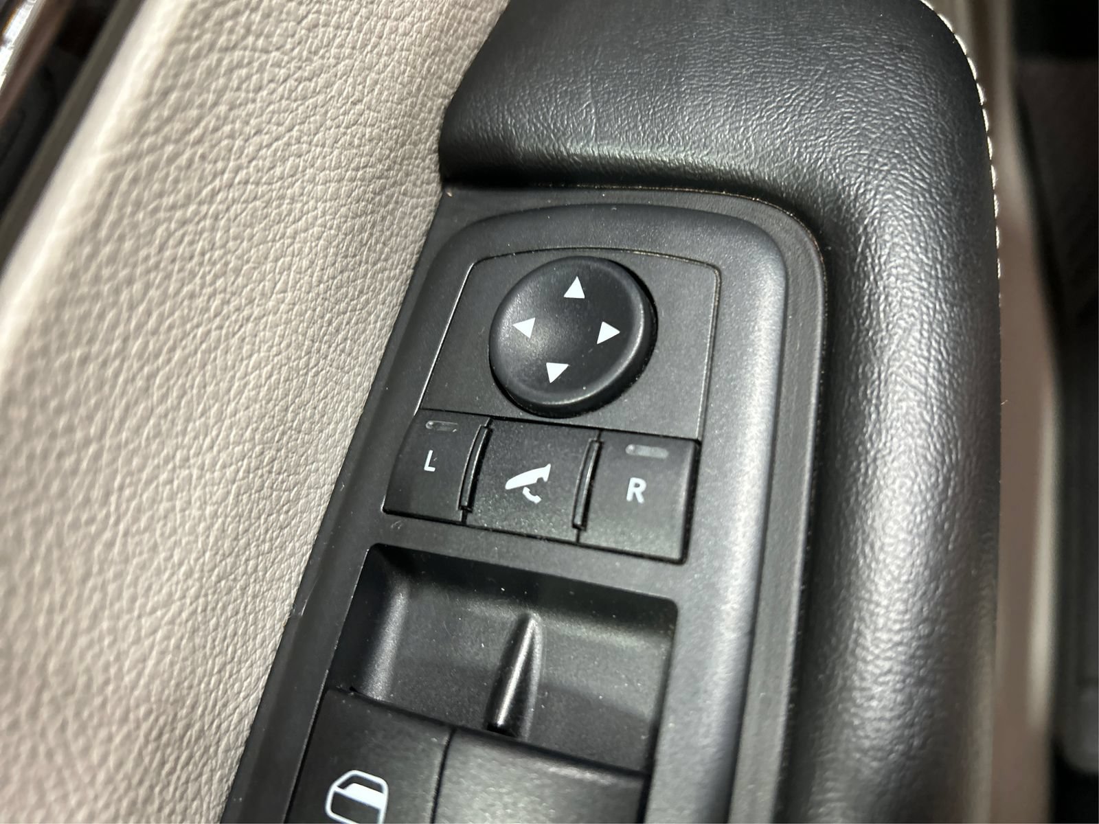 Used 2021 Chrysler Pacifica Limited w/ Uconnect Theater Family Group FWD image 31