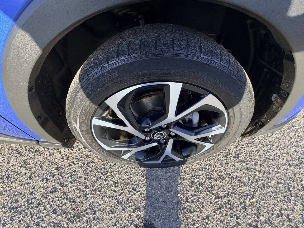 Used 2018 Toyota C-HR XLE 4dr Crossover image 46