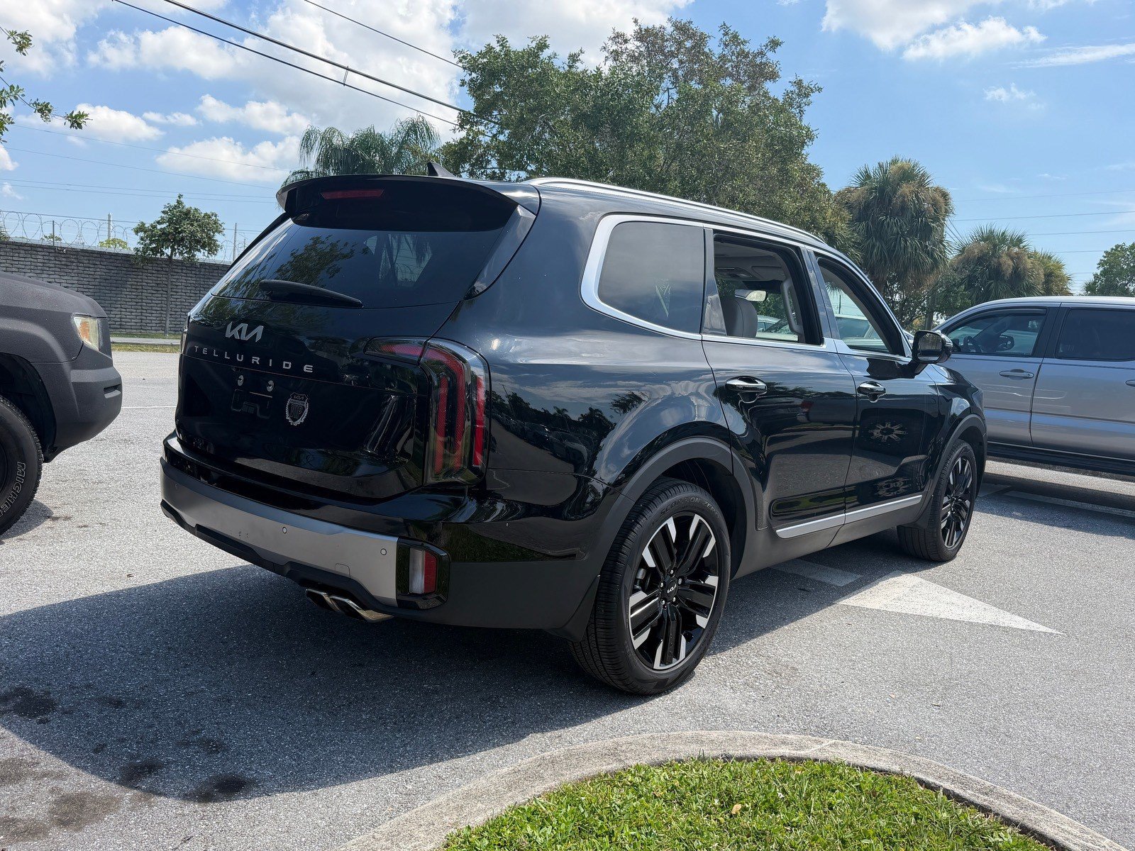 Used 2025 Kia Telluride SX w/ SX Captain's Chair Package FWD image 7